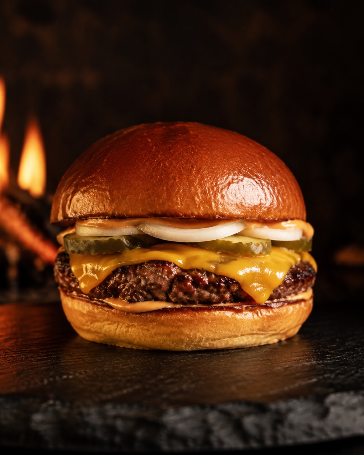 Der Klassiker - klassischer Cheeseburger mit karamellisierten Zwiebeln